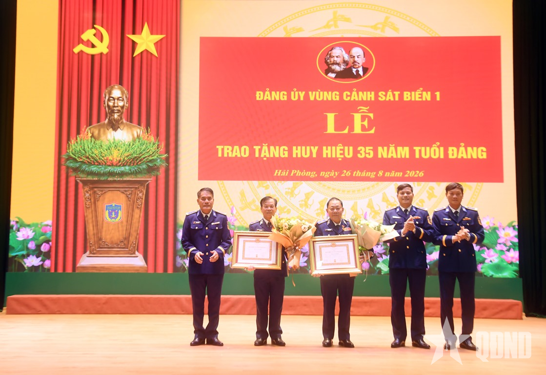 Đảng ủy Vùng Cảnh sát biển 1 trao tặng Huy hiệu 35 năm tuổi Đảng